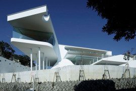 Fluid and modern mountain residence in Japan