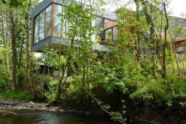Ty Hedfan – beautiful two wings residence cantilevered over a river