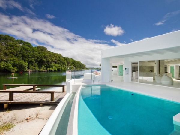 Breathtaking Holiday House Breathtaking Holiday House on the Noosa River
