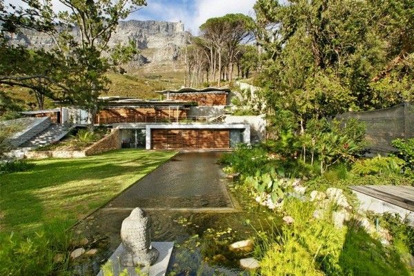 Beautiful Mountain House Blends in With the Landscape