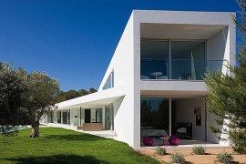 IXOS House is Mesmerizing and Proclaims the Larger than Life Theme