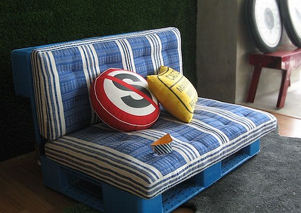 plastic pallet reuse blue sofa Ultimate Pallet Furniture Collection: 58 Unique Ideas