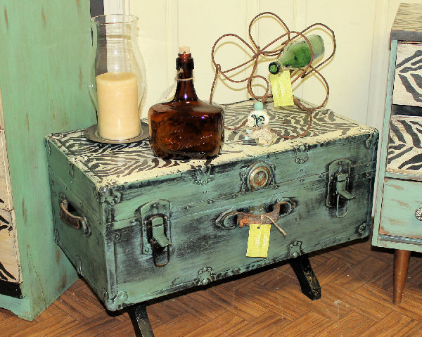 rejuvenated trunk coffee table with appliques Repurposing and Rejuvenating Furniture with Appliqués