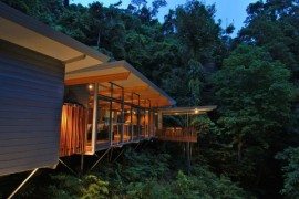 Environmentally Friendly HP Tree House: Sitting Atop the Rainforest With Transparent Delight
