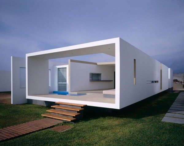beach house box like walls 600x477 Boxed delight: Rectangular Beach House in Peru catches eye with sleek contemporary design
