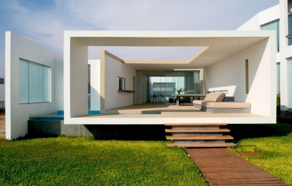 beach house lavish white living room 600x382 Boxed delight: Rectangular Beach House in Peru catches eye with sleek contemporary design
