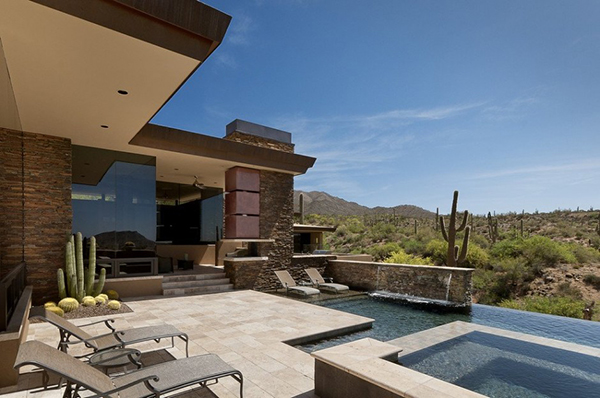 Desert Home in Arizona Has Spacious Interiors and Stunning Outdoors