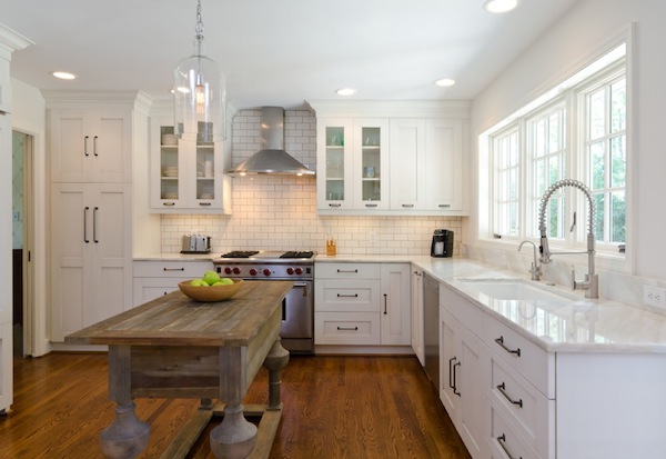 white kitchen under cabinet lighting