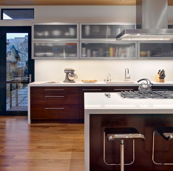 Wooden lower cabinets and frosted glass upper cabinets bring in a perfect contrast