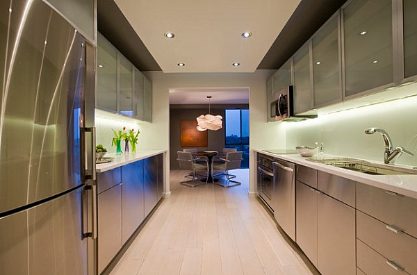 Metallic cabinets in a modern kitchen تصميمات و ديكورات مطابخ خشب و المنيوم حديثة للمطابخ الواسعة