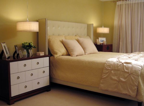 Chuyển bàn cạnh giường ngủ của bạn thành một màn hình hiển thị đẹp nhờ ánh sáng mặt dây chuyền và sconces