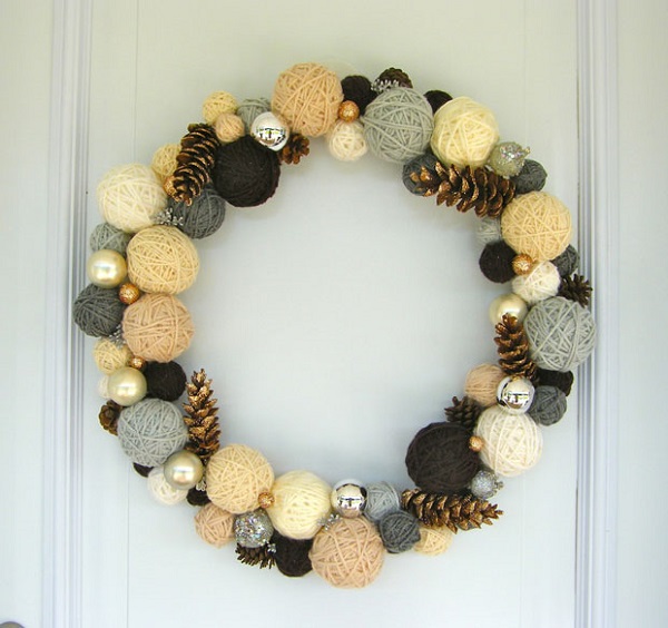 Yarn ball wreath with pine cones