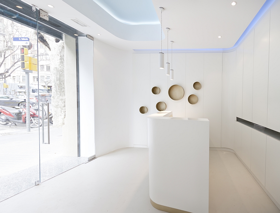 Một cái nhìn tại các lối vào của Văn phòng nha khoa thời trang với thiết kế hiện đại tinh Elegance Đáp ứng chức năng phong cách Tại Nha khoa Angels Trong Barcelona