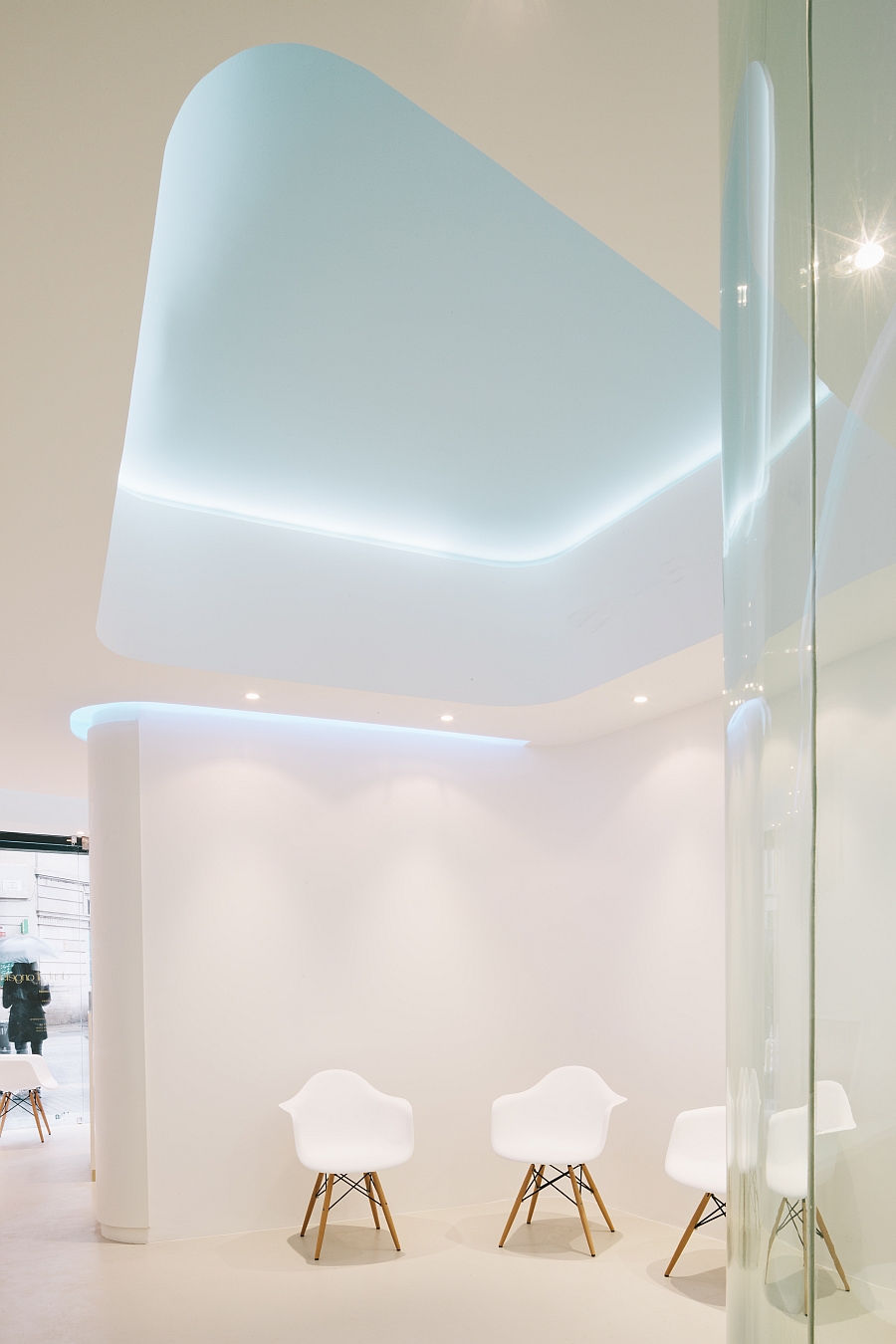 Đèn LED chiếu sáng và thiết kế trần sáng tạo bên trong Văn phòng nha khoa Angels