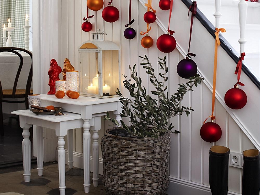 23 Christmas Staircase Decorating Ideas