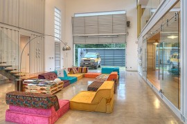 Large area doubles a botha  living zone and a photo studio