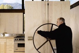 Mechanical hand wheel used to operate the shutters of the cabin