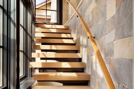 Contemporary staircase in wood for the vacation home