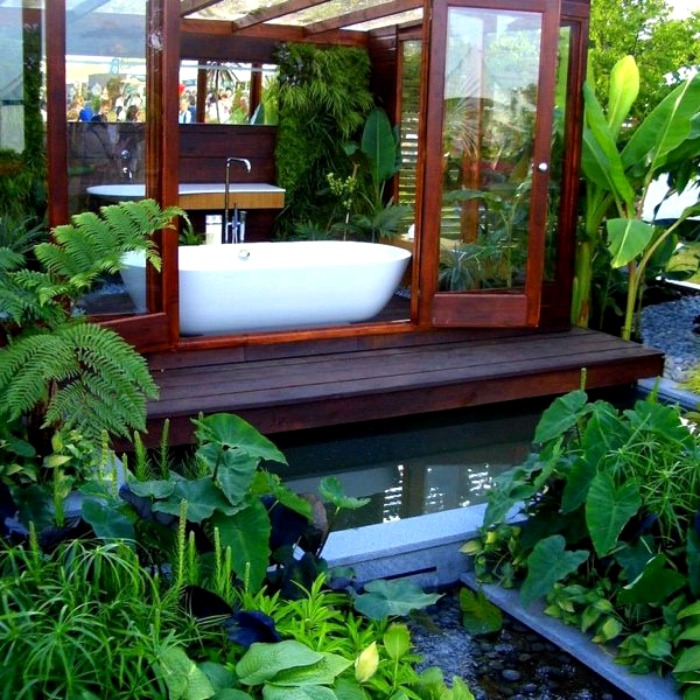 An indoor/outdoor tub for garden bathing