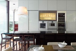 Kitchen with glossy surfaces in black and white