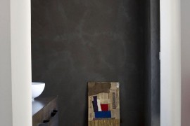 Dark wall in the bathroom gives the space a sober look