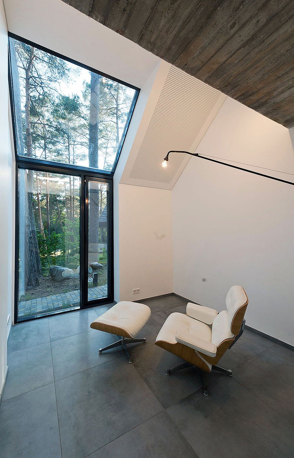 Iconic-Eames-Lounger-sits-inside-the-Bla