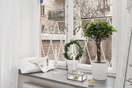 Interesting way to turn the window sill into a smart shelf!