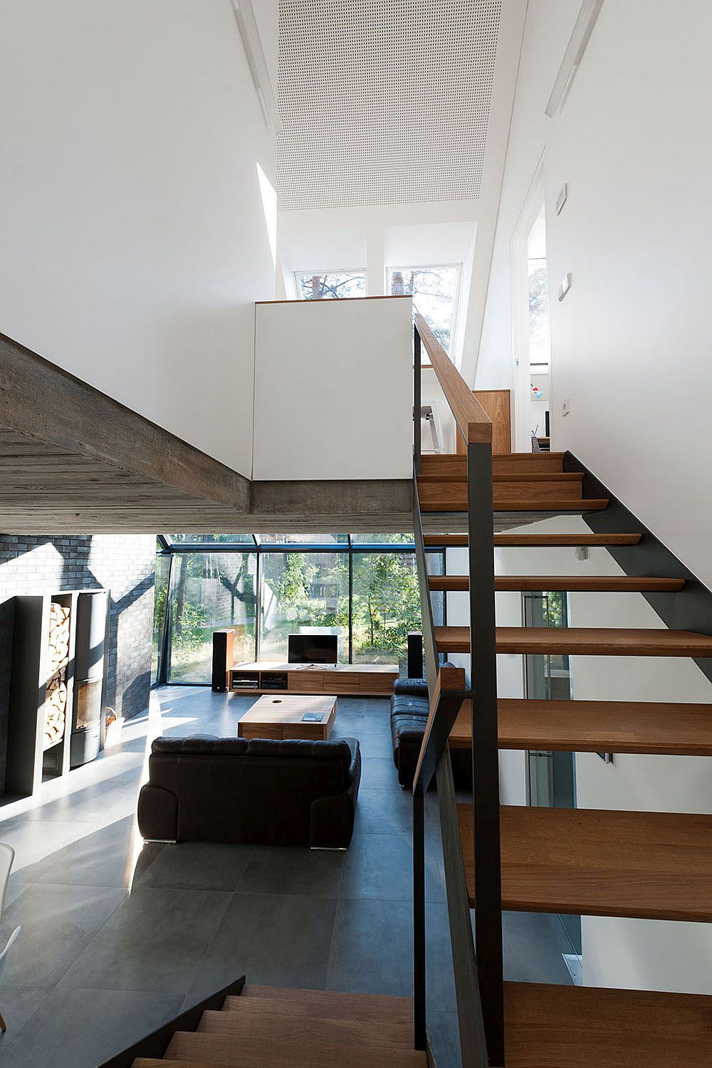 Wooden-and-steel-staircase-keeps-its-des
