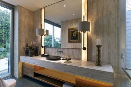 Bathroom with natural textures and a relaxing ambiance