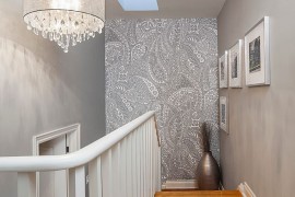Chic wallpaper in gray with paisley pattern for the staircase wall
