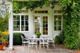 Classic-wrought-iron-table-and-chairs