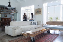 Ingenious coffee table on casters in the eclectic living room