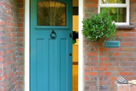 Small front entrance with a tall topiary