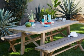 Trays make outdoor dining easy
