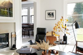 Vintage design elements shape the living room of the New York home