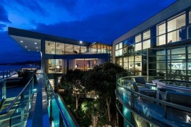 Central courtyard of the house with ample greenery