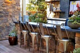 A touch of rustic beauty for your outdoor home bar
