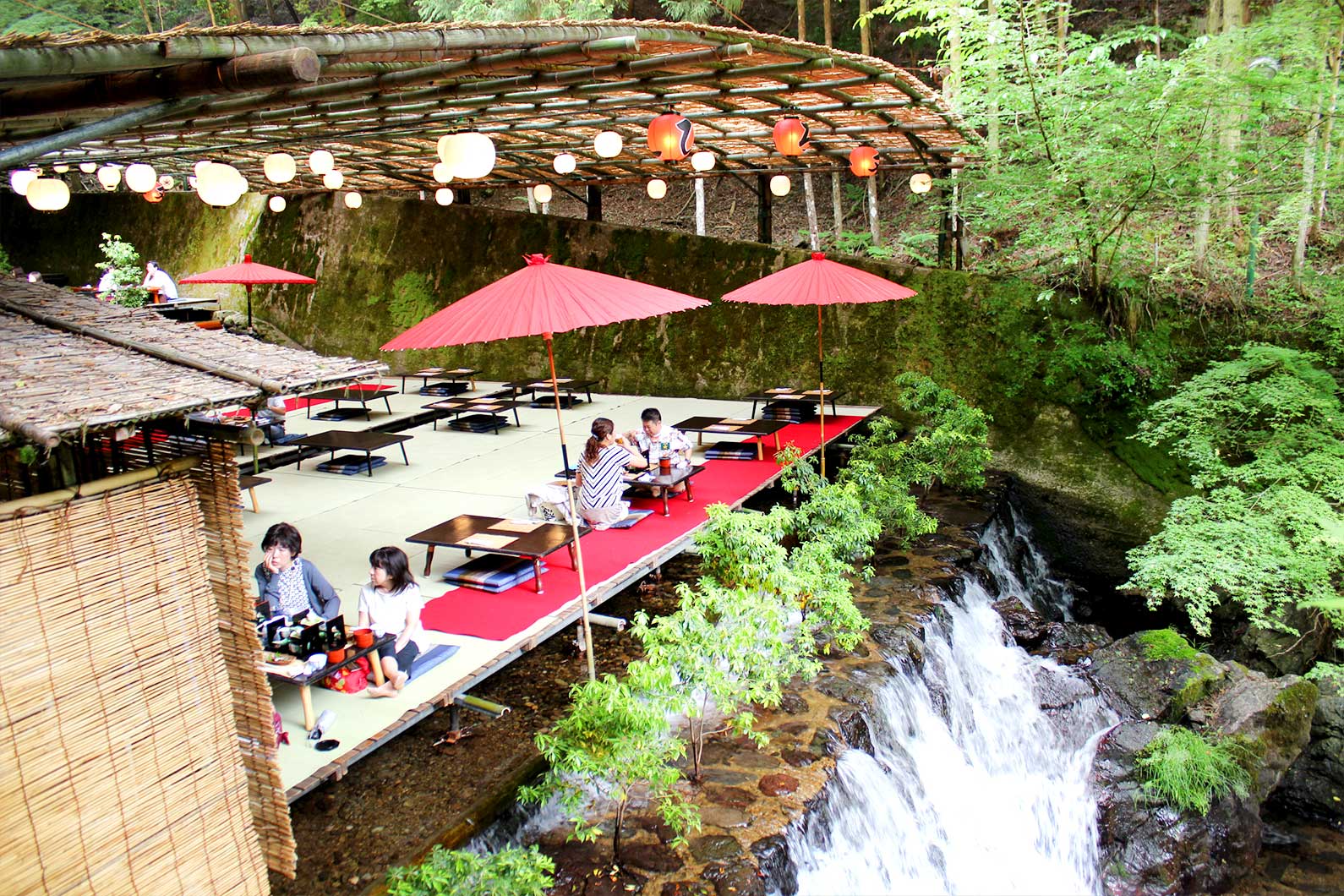 dine-atop-a-waterfall-at-these-kawadoko-restaurants-hidden-in-kyoto-s