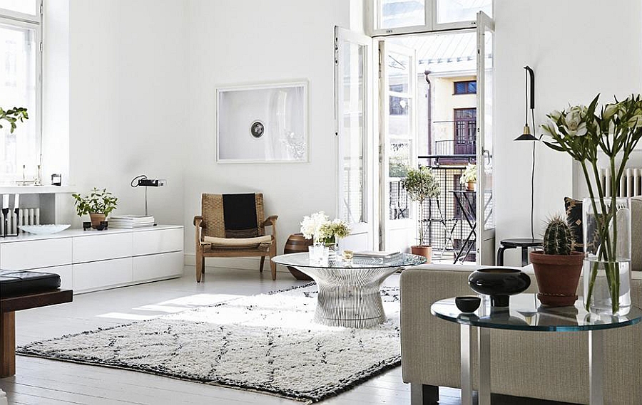 Smart Platner coffee table sits at the heart of this lovely living room [Design: Joanna Laajisto]