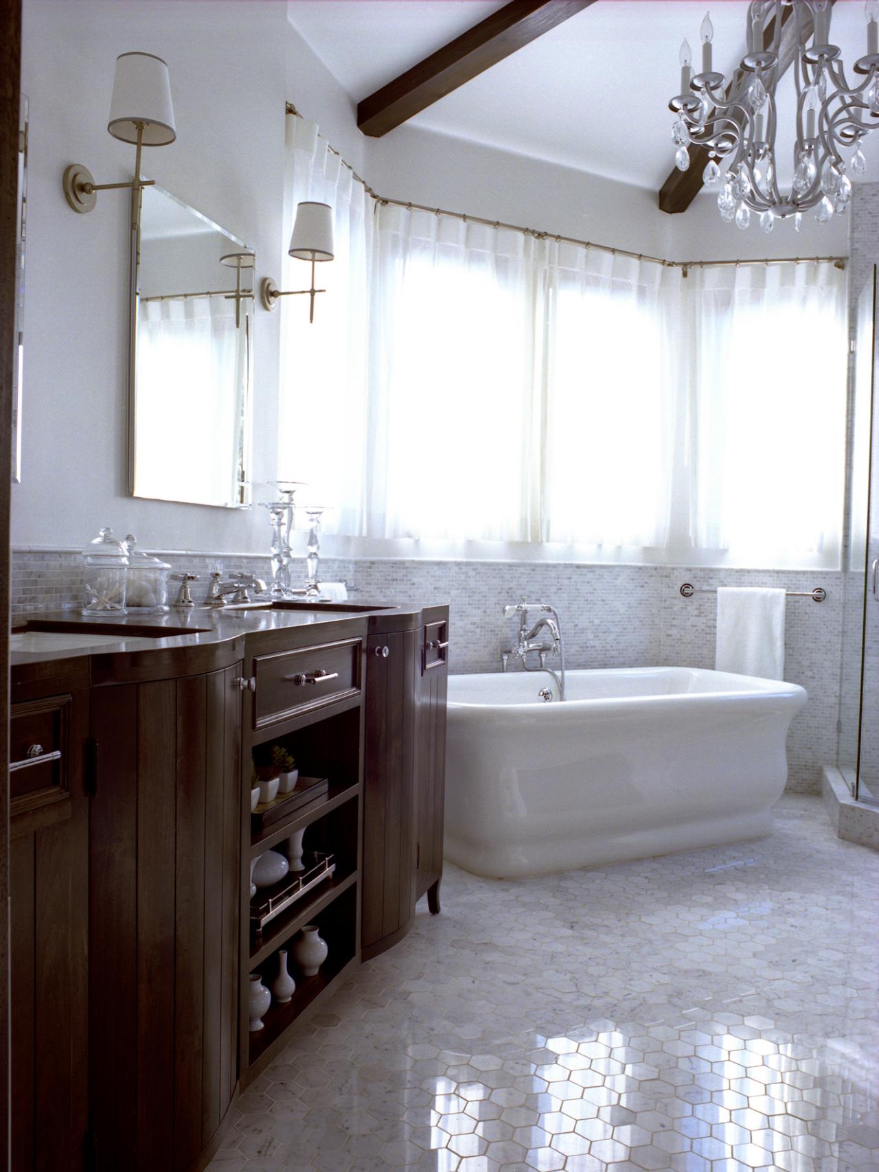 20 Luxurious Bathrooms with Elegant Chandelier Lighting