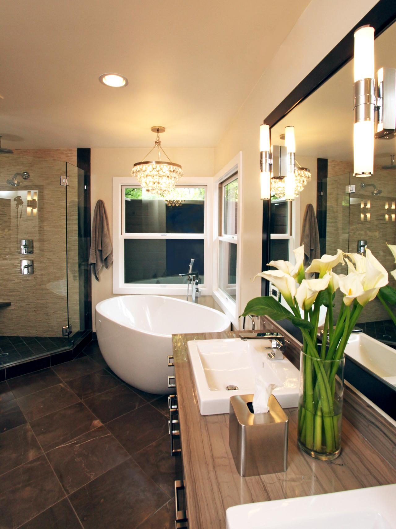 20 Luxurious Bathrooms with Elegant Chandelier Lighting