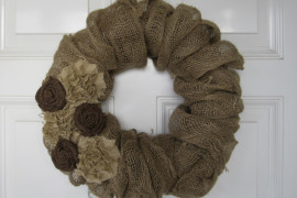 Burlap wreath idea for those who love an understated look