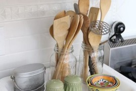 Stick to the simple, plain white tray for a minimal look