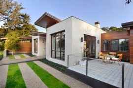 Alternating lawn and gravel in a contemporary outdoor space