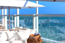 Awesome interiors of the hotel offer unabated ocean views