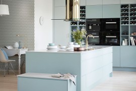 Classy use of color enhances the appeal of the posh kitchen [Design: Vedum Kök och Bad]