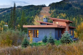 Rustic modern stucco home in the mountains