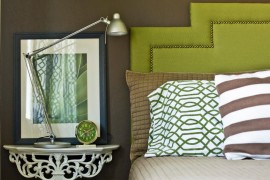 Decorate the bedside table in a simple and elegant fashion