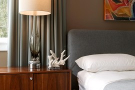 Smart way to decorate the bedside table