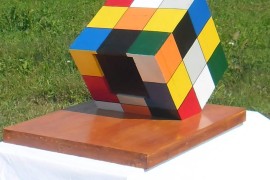 Doghouse inspired by the Rubik's cube